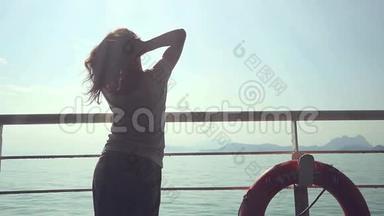 梦中的女人在救生带附近享受着<strong>奇妙</strong>的海景，在缓慢的运动中旅行，模糊的阳光反射在海面上